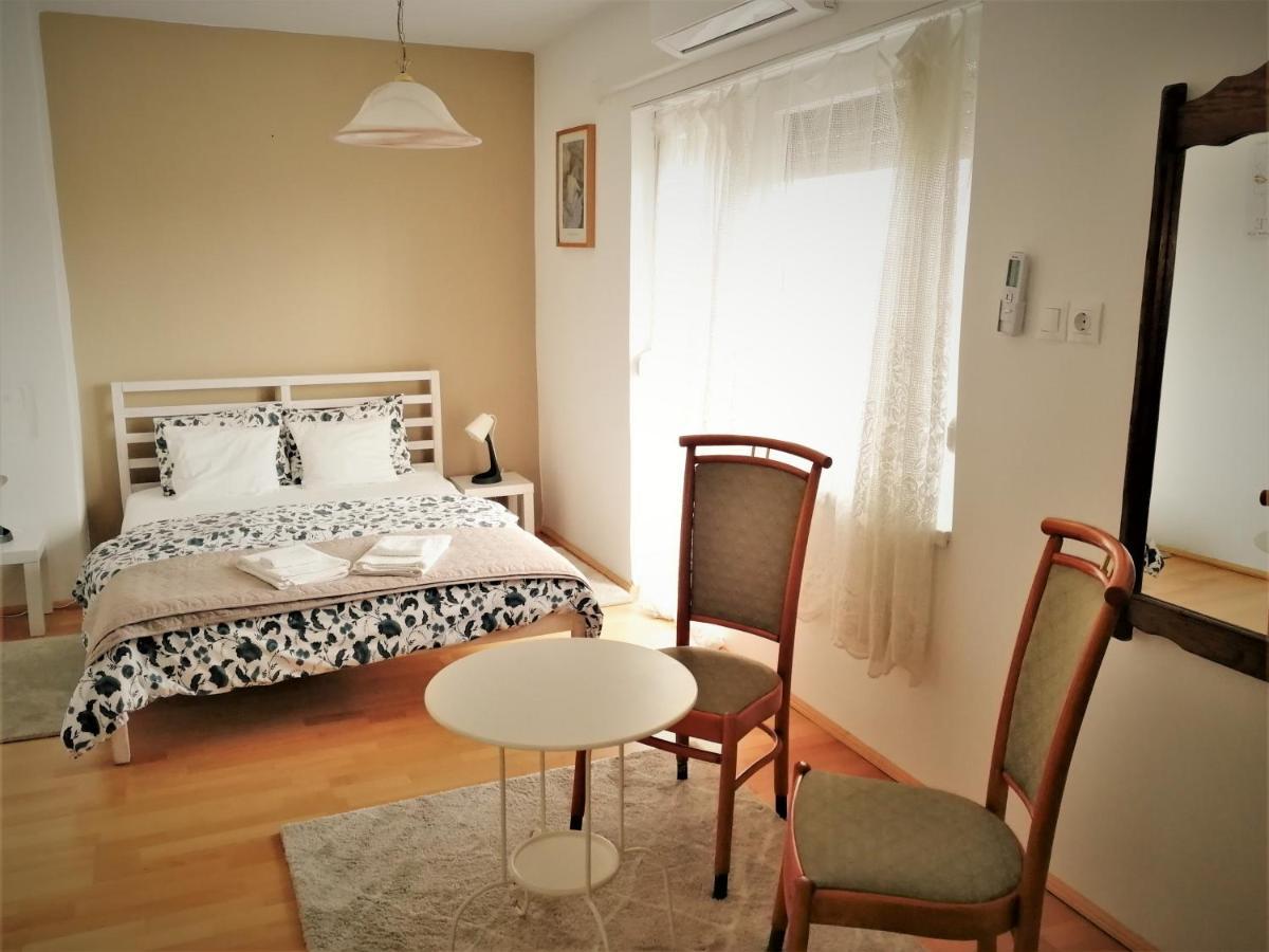 Zsuzsanna Vendeghaz Hotel โกมอเอนเดรด ภายนอก รูปภาพ
